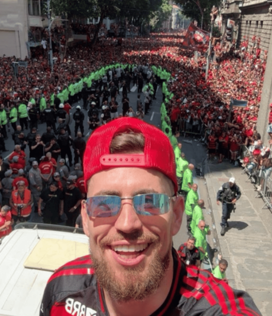 Jogadores do Flamengo curtem festa do título ao lado dos torcedores