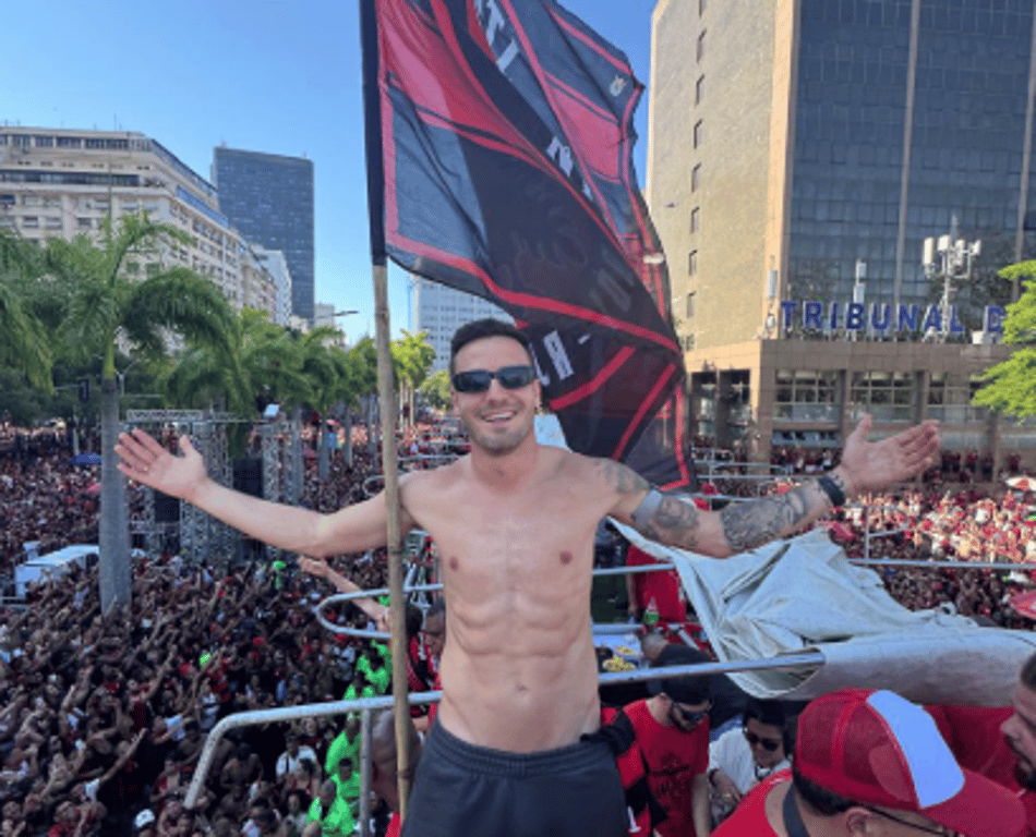 Jogadores do Flamengo curtem festa do título ao lado dos torcedores