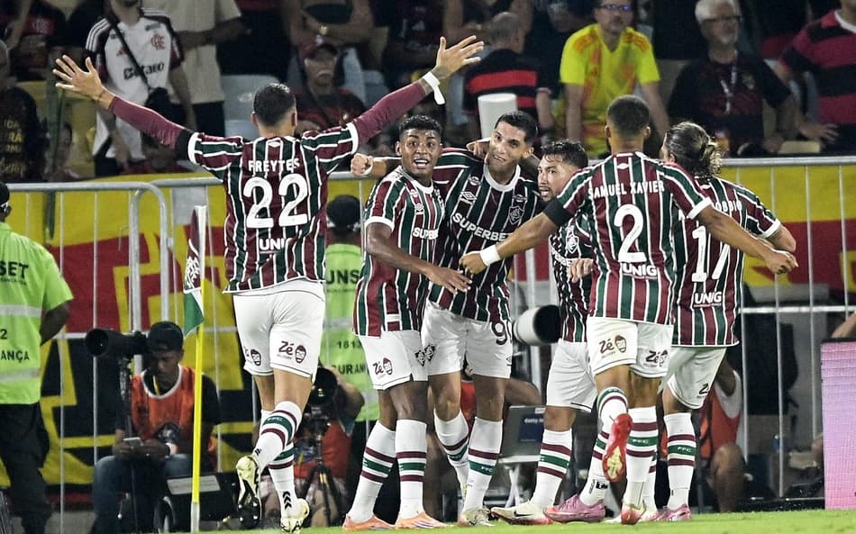 Jogadores do Fluminense celebram vitória sobre o Flamengo
