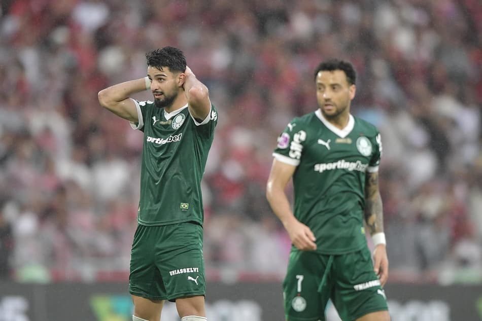 Jogadores do Palmeiras lamentam derrota para o Flamengo