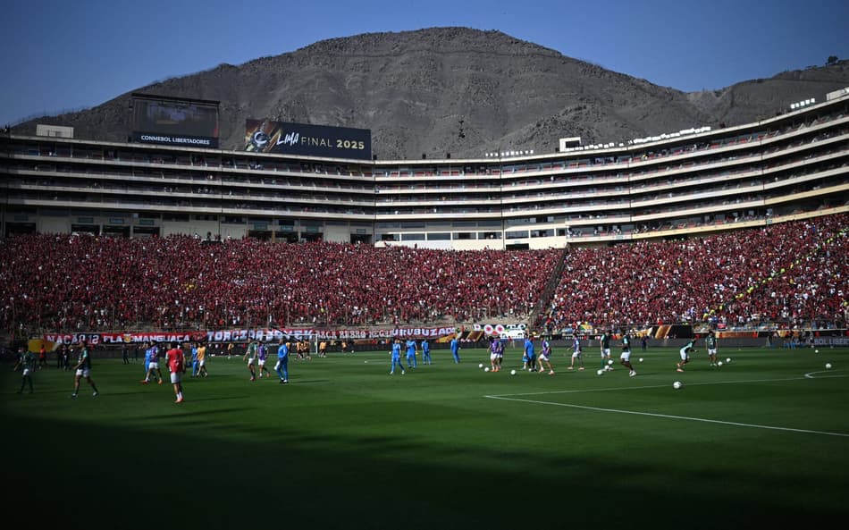 Jogadores em trabalho de aquecimento (Palmeiras x Flamengo - final da Libertadores)
