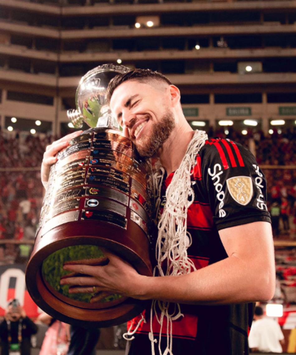 Jorginho dorme sobre a taça da Libertadores