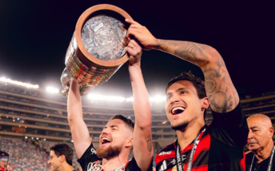 Jorginho e Pedro com troféu da Libertadores