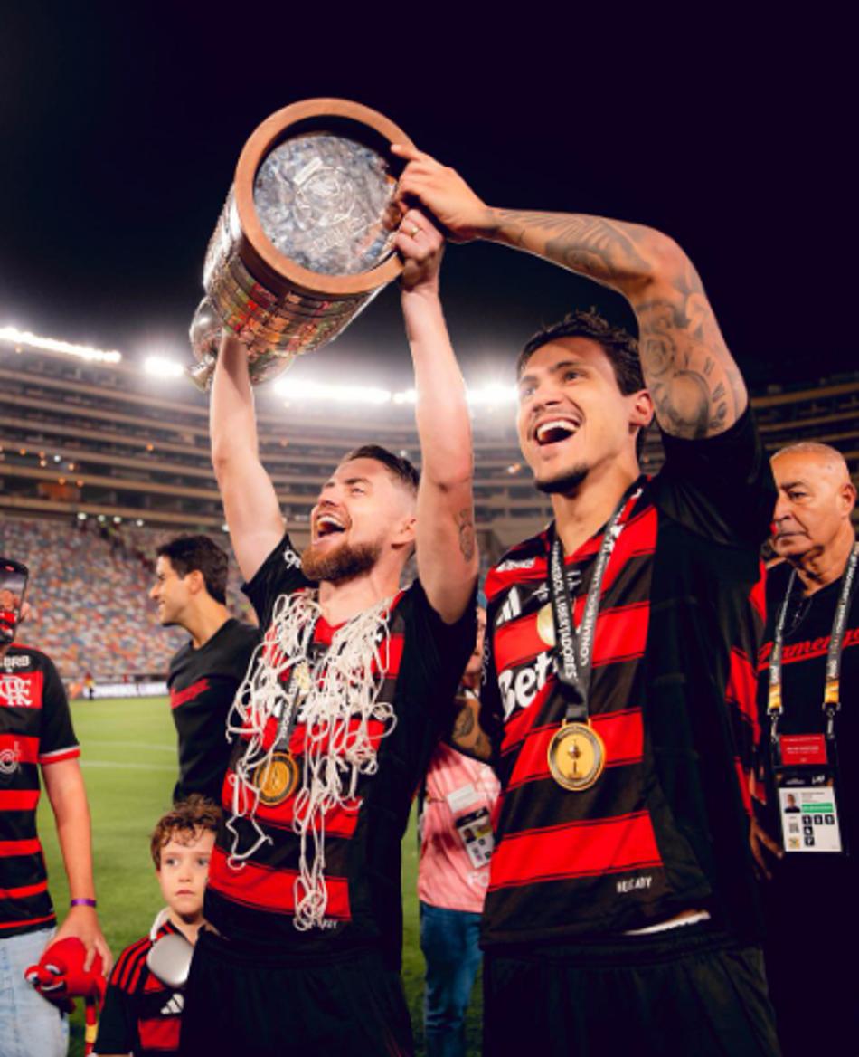 Jorginho e Pedro com troféu da Libertadores