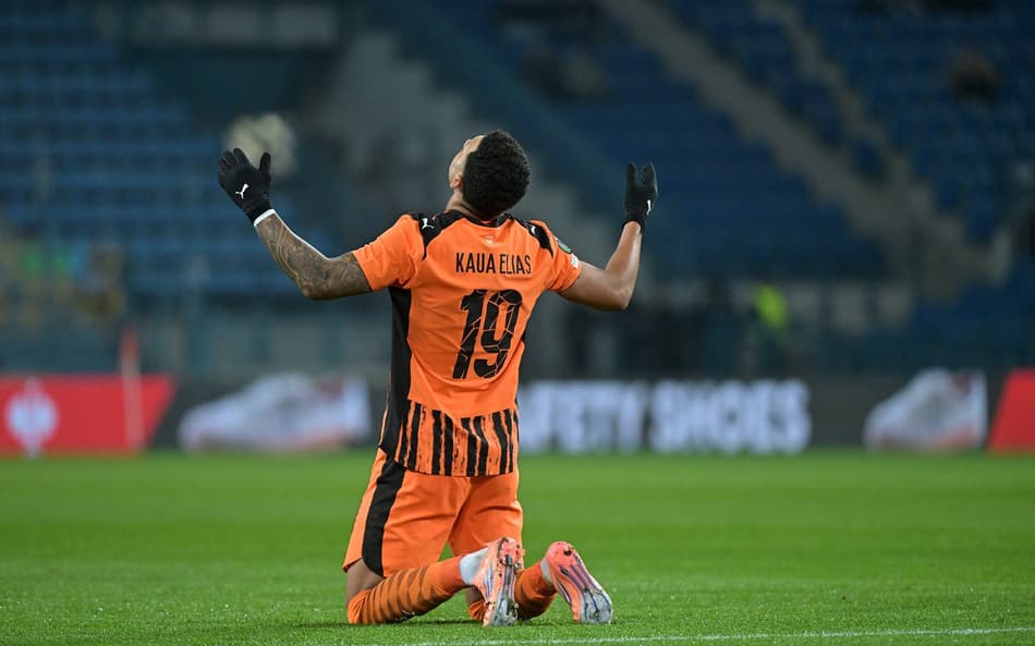 Kauã Elias comemorando o gol marcado na Europa League (Foto: Reprodução/X)