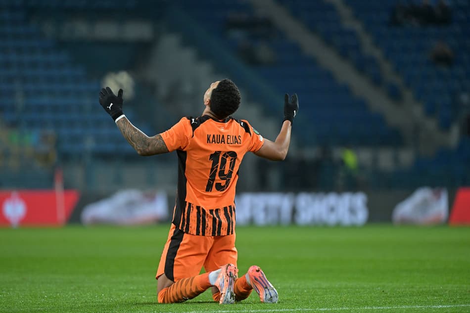 Kauã Elias comemorando o gol marcado na Europa League (Foto: Reprodução/X)