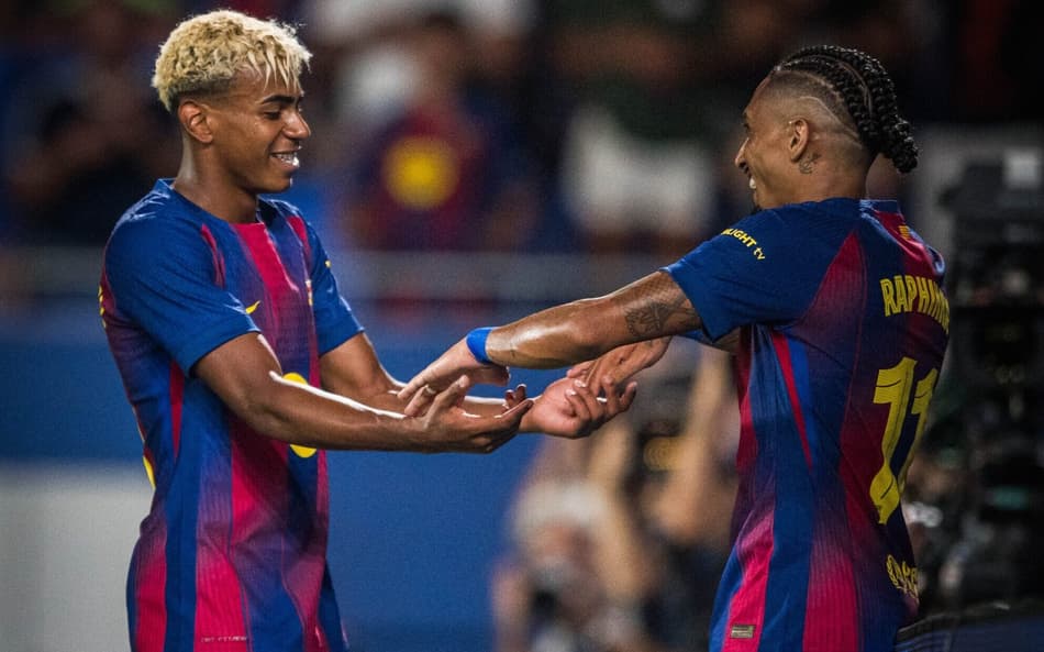 Lamine Yamal e Raphinha comemoram gol marcado pelo Barcelona sobre o Como (Foto: Divulgação/FC Barcelona)