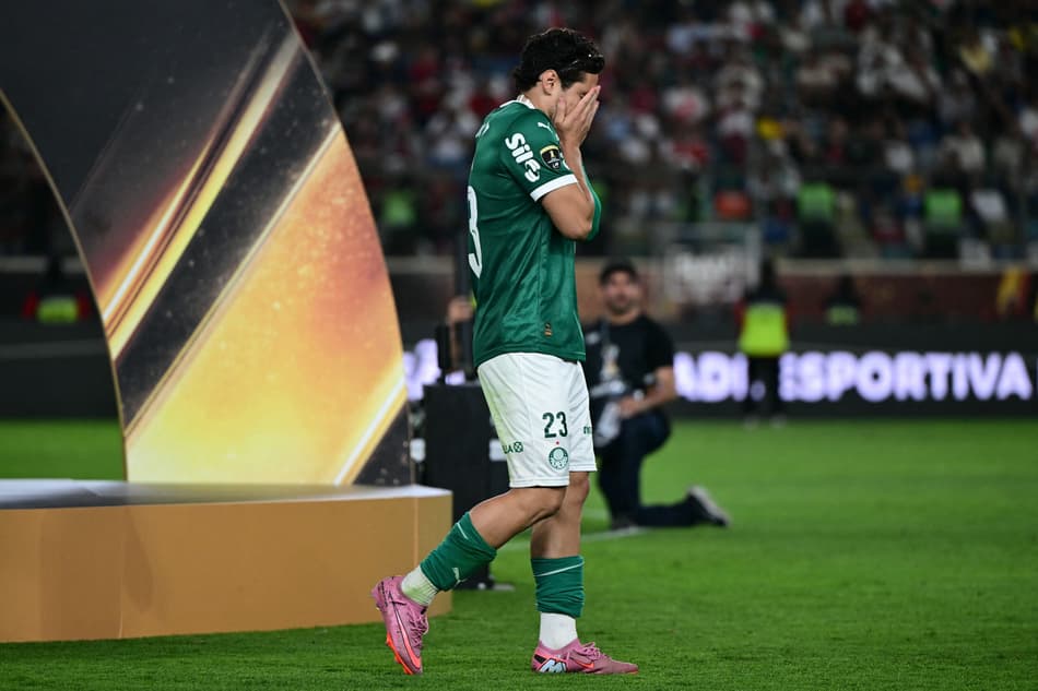 Raphael Veiga abatido após Flamengo ser campeão da Libertadores sobre o Palmeiras