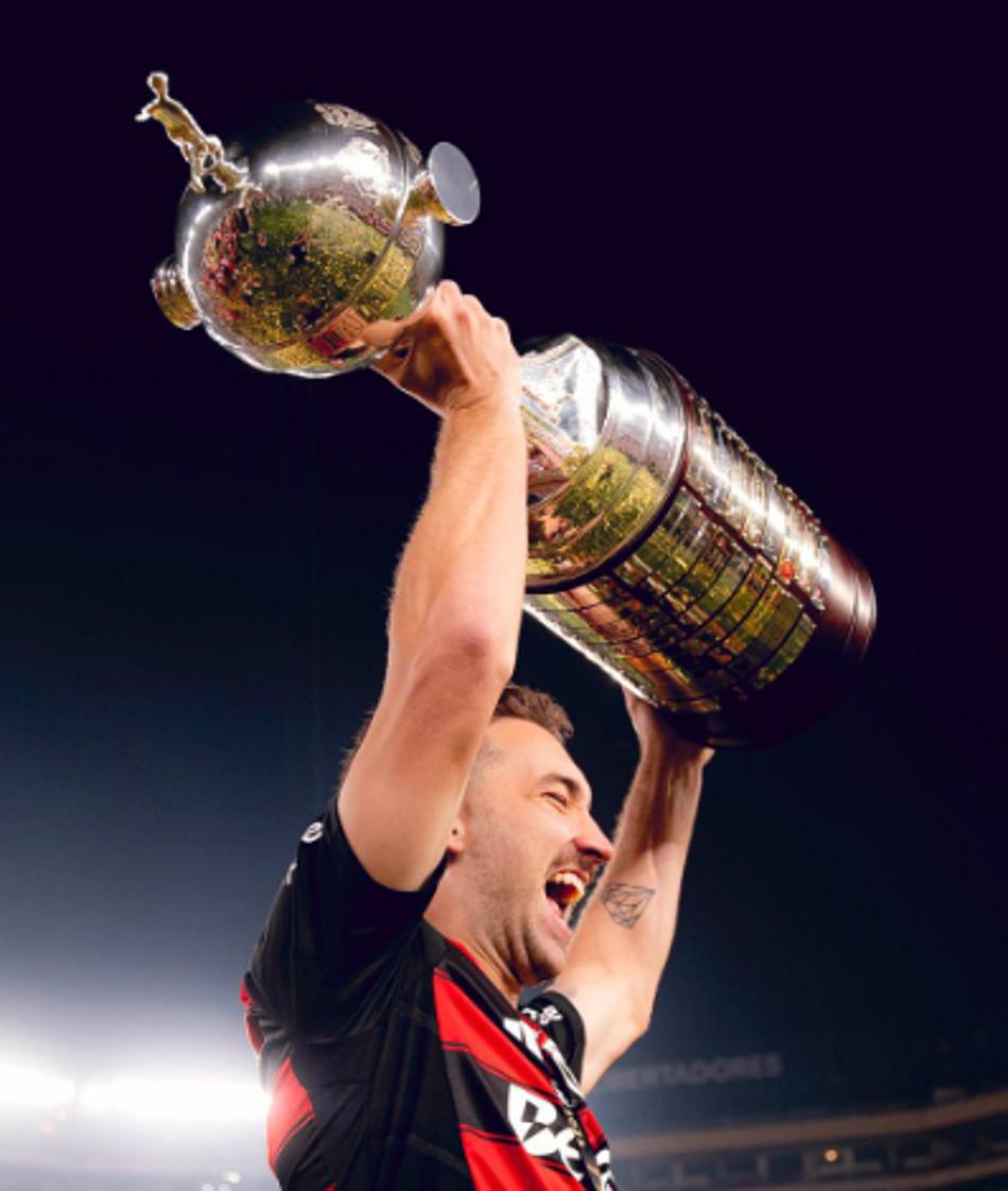 Léo Ortiz com troféu da Libertadores