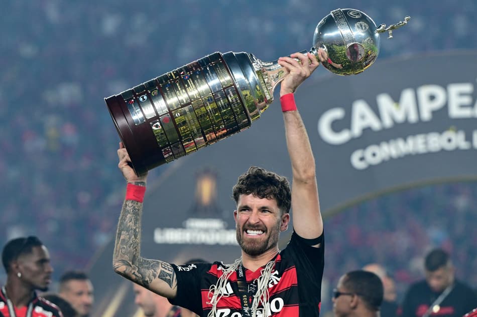 Léo Pereira ergue taça da Libertadores - Flamengo campeão da edição 2025