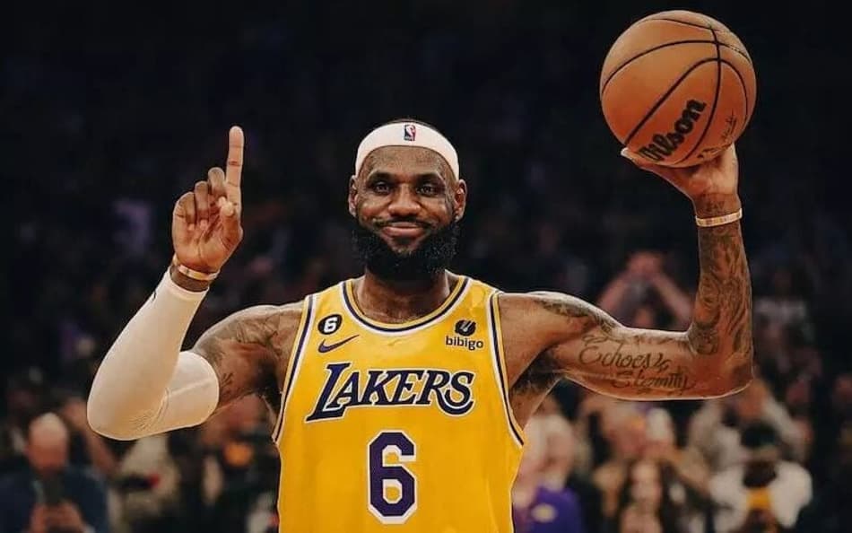 Líbero no vôlei, filha de LeBron James joga com a camisa 6 do pai; veja