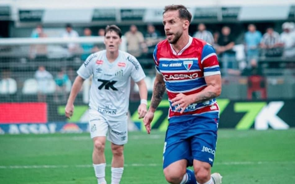 Lucas Sasha na partida entre Santos e Fortaleza, pelo Brasileirão (Foto: Mateus Lotif/Fortaleza EC)