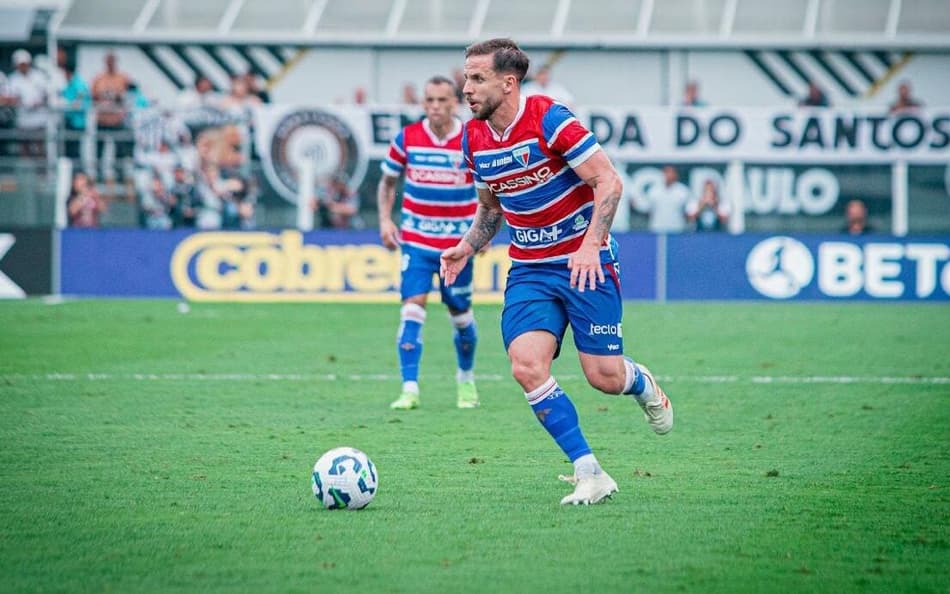 Lucas Sasha na partida entre Santos e Fortaleza, pelo Brasileirão (Foto: Mateus Lotif/Fortaleza EC)