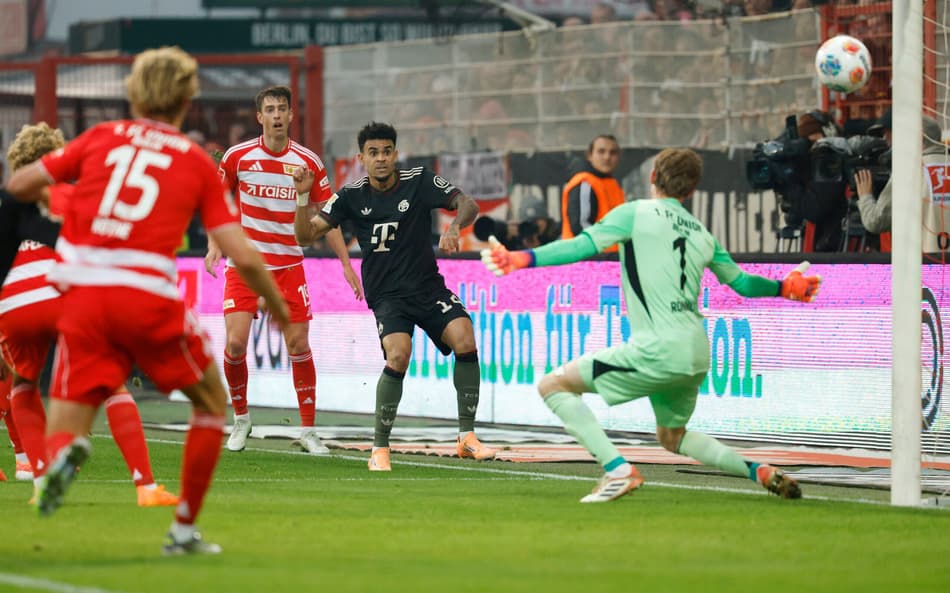 Luis Diáz marcou um gol antológico contra o Union Berlim (Foto: Odd Andersen/AFP)