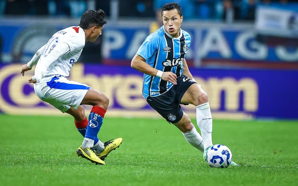 Marlon com a bola no jogo entre Grêmio e Fortaleza. (Foto: Lucas Uebel/Grêmio FBPA)