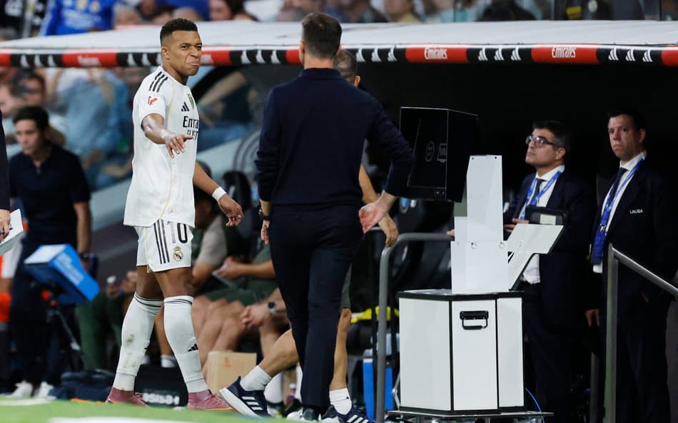 Mbappé cumprimenta Xabi Alonso após ser substituído no Real Madrid