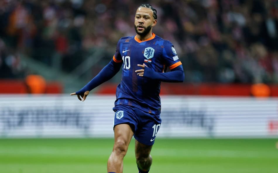 Memphis Depay em ação pela Holanda contra a Polônia, nas Eliminatórias da Europa