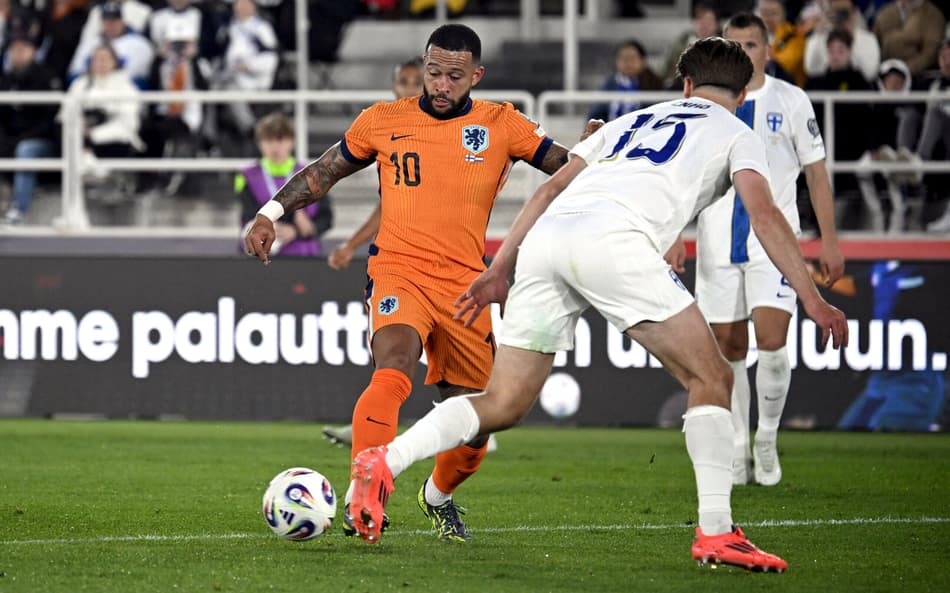 Memphis em ação pela Holanda contra a Finlândia, pelas Eliminatórias para a Copa do Mundo