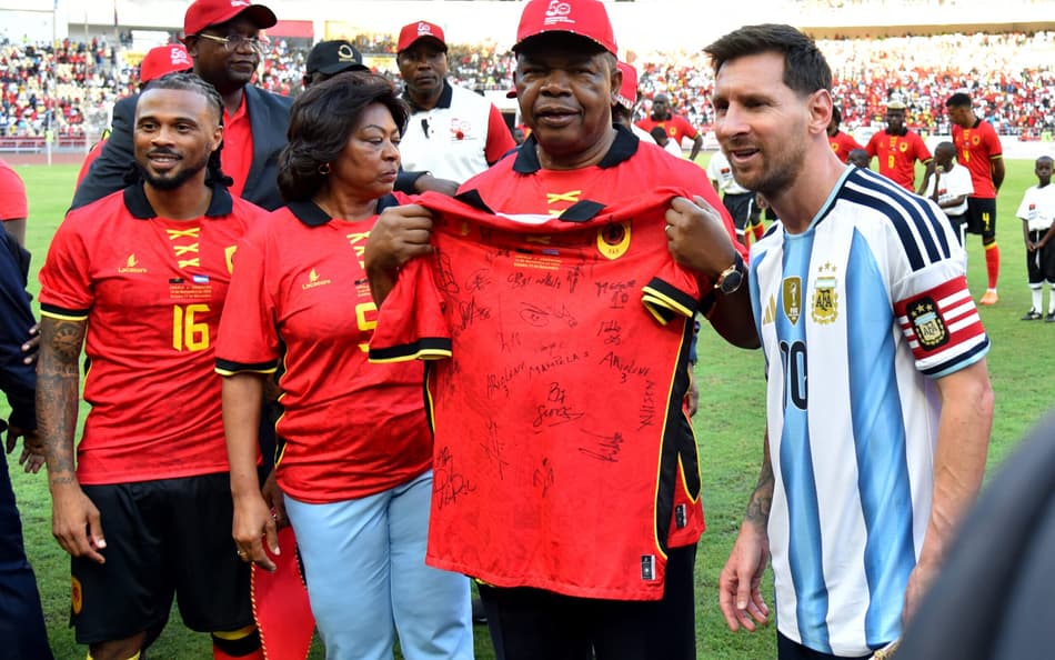 Messi é homenageado por João Lourenço, presidente da Angola, antes de amistoso da Argentina