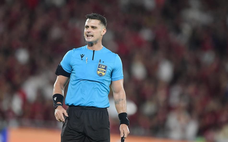 O arbitro Fernando Antonio Mendes de Salles Nascimento Filho durante partida entre Flamengo e Sport no estadio Maracana pelo campeonato Brasileiro A 2025