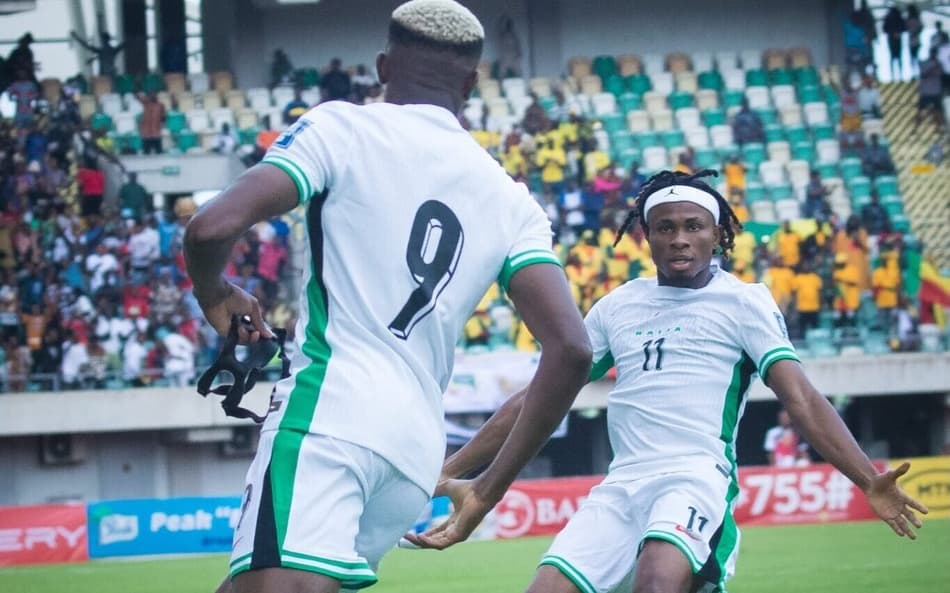 Osimhen e Chukwueze comemoram gol da Nigéria nas Eliminatórias da África