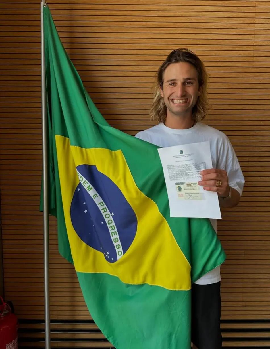 Patrick Burgener com seus documentos de naturalização (Foto: COB)