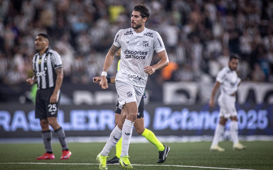 Pedro Raul na partida entre Botafogo e Ceará, pelo Brasileirão 2025 (Foto: Felipe Santos/Ceará SC)