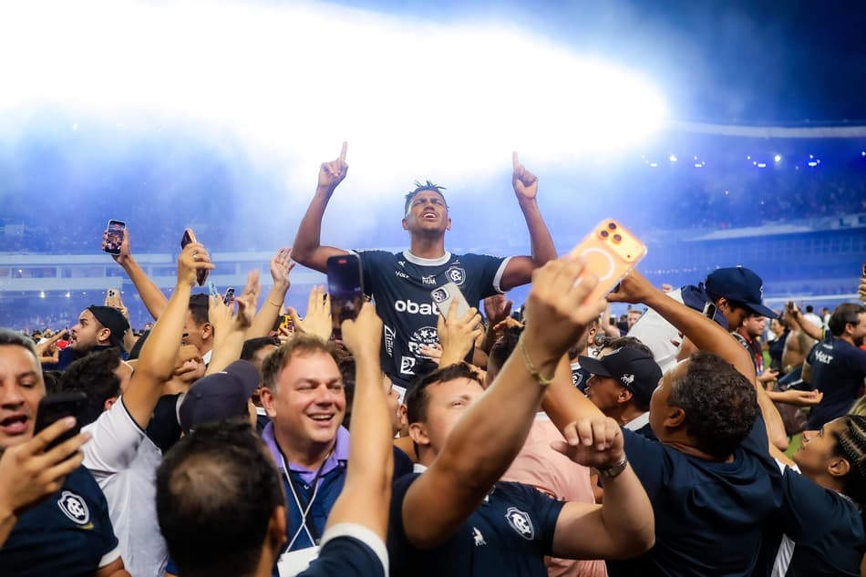 Pedro Rocha celebra acesso do Remo