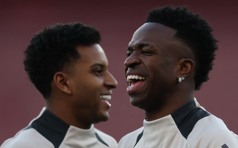 Rodrygo e Vini Jr em treino do Real Madrid antes do jogo contra o Liverpool.