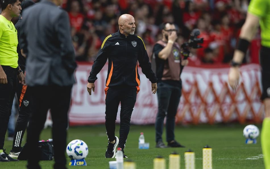 Sampaoli foi expulso aos 35 minutos do primeiro tempo (Foto: Pedro Souza / Atlético)