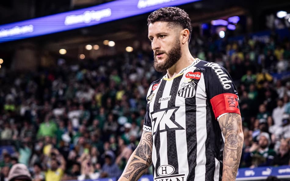 Zé Rafael em campo pelo Santos no Brasileirão