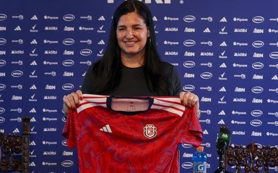 Técnica brasileira Linsay Camila assume seleção da Costa Rica com a missão de classificar à Copa do Mundo Feminina. (Costa Rica/Divulgação)