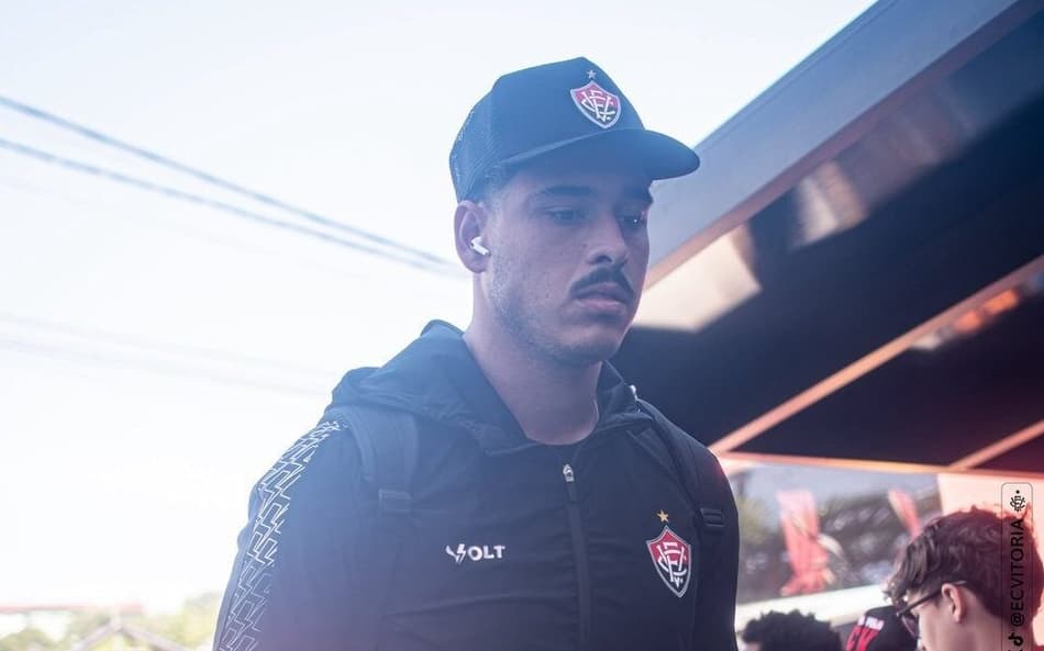 Lucas Halter chega ao Barradão para Vitória x Botafogo (Foto: Victor Ferreira / EC Vitória)