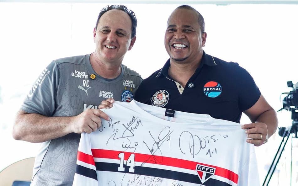 Aloísio Chulapa visita CT do Bahia e ganha presente de Ceni