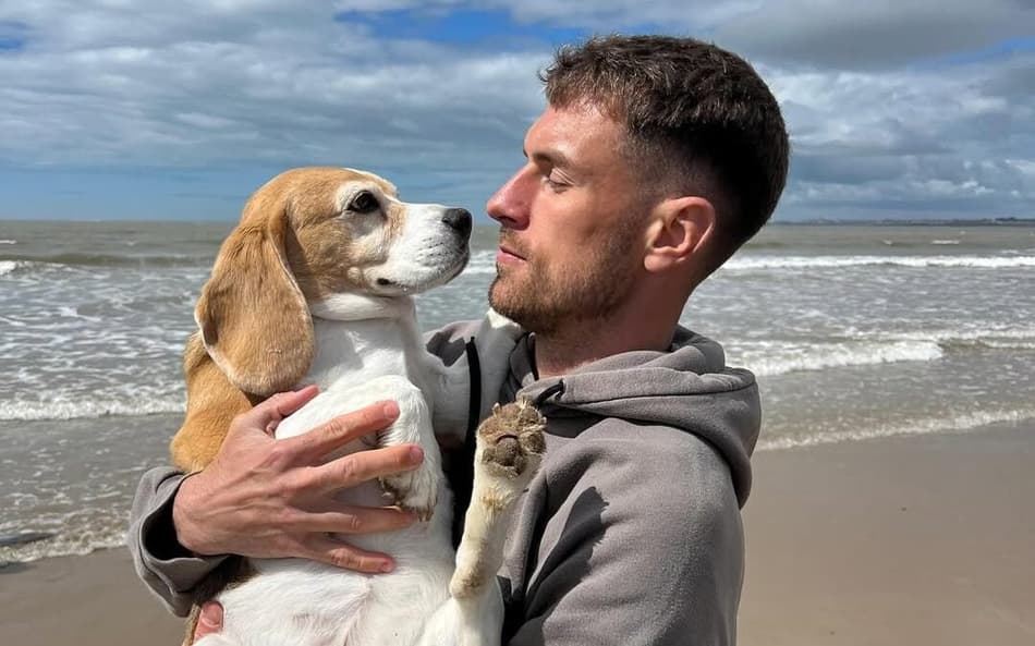 Aaron Ramsey, ex-Arsenal, e Halo, seu animal de estimação desaparecido (Foto: Reprodução/Instagram @aaronramsey)