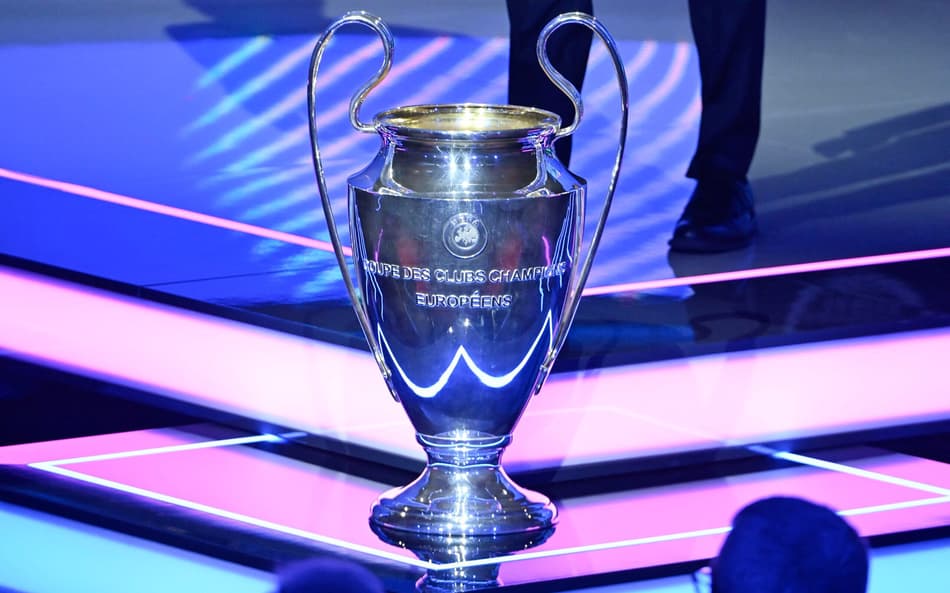 Taça da Champions League no sorteio dos confrontos pela Uefa