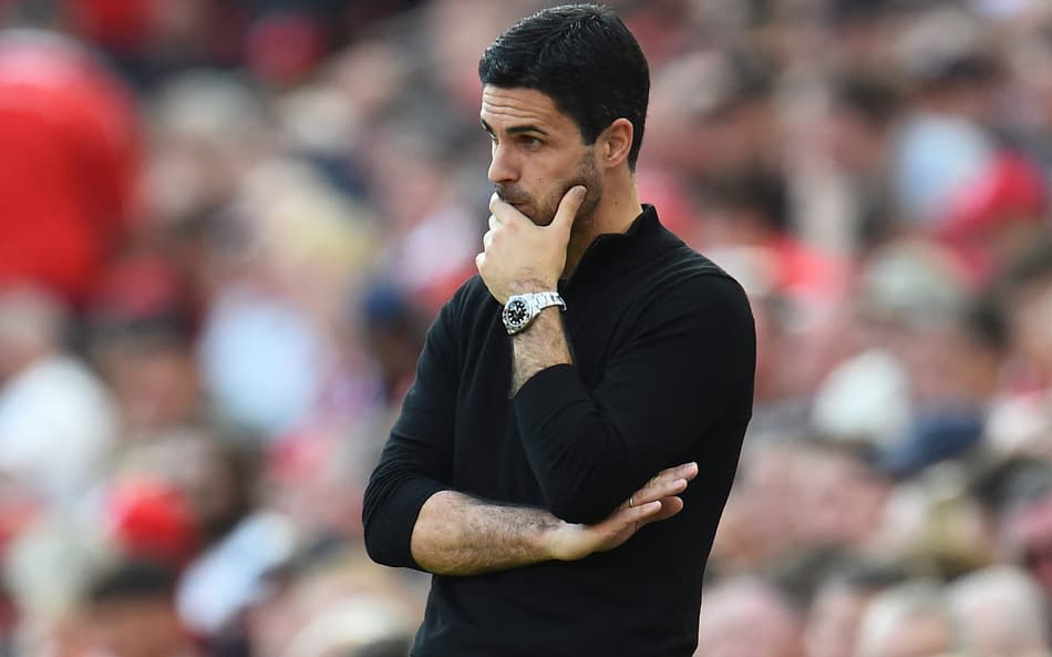 Técnico do Arsenal, Arteta observa confronto contra o Liverpool, pela Premier League