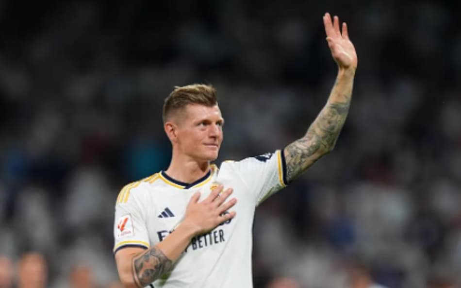 Toni Kroos em despedida pelo Real Madrid no Santiago Bernabéu (Foto: AFP)