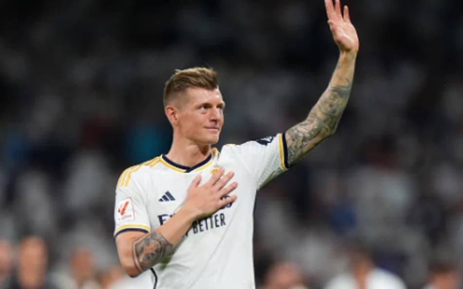 Toni Kroos em despedida pelo Real Madrid no Santiago Bernabéu (Foto: AFP)
