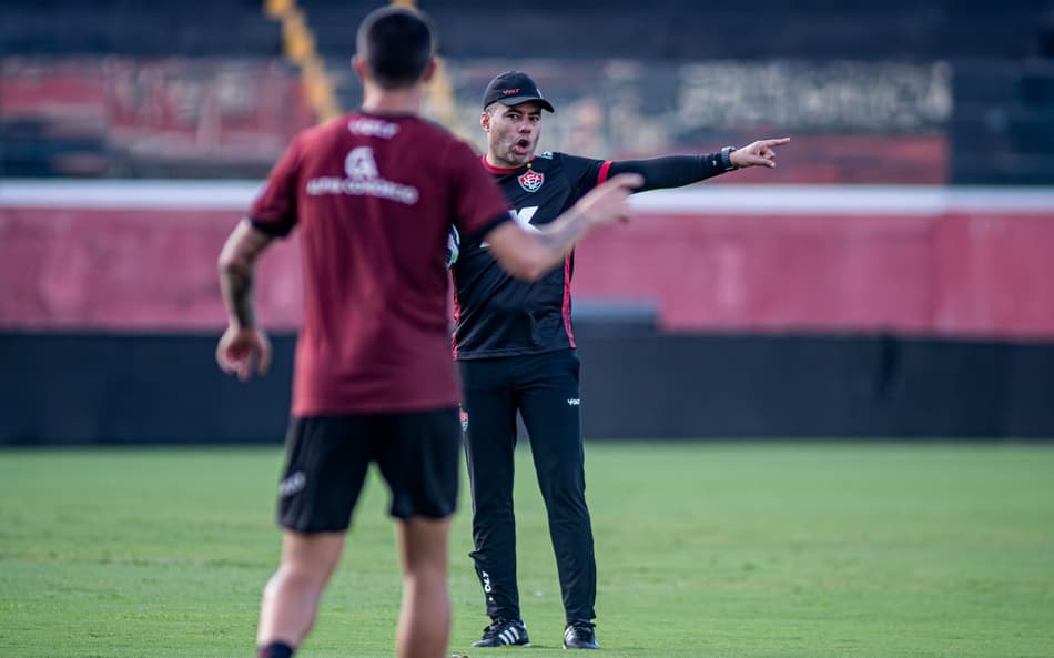 Jair Ventura comanda último treino do Vitória antes de enfrentar o Internacional (Foto: Victor Ferreira / EC Vitória)