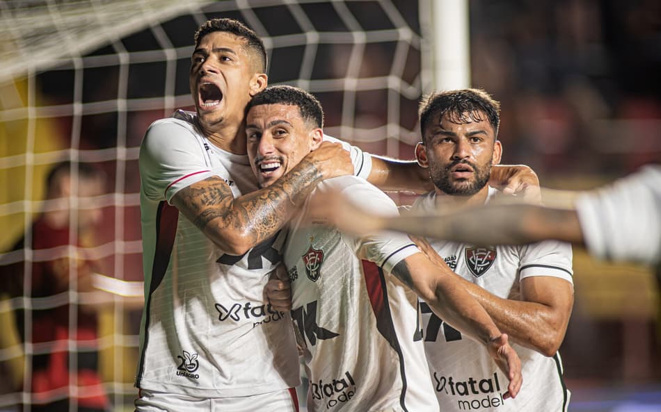 Jogadores do Vitória comemoram gol de Baralhas contra o Sport (Foto: Victor Ferreira / EC Vitória)