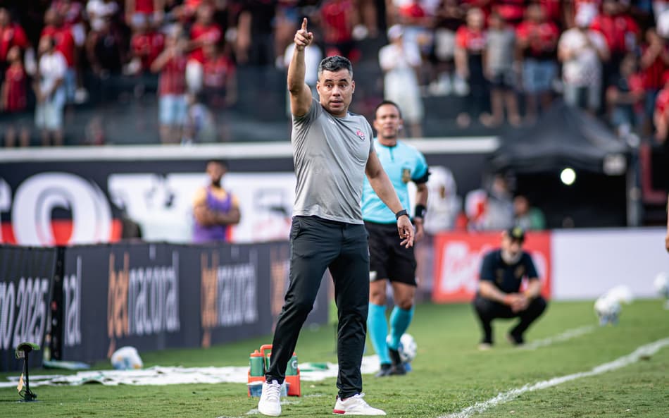 Jair Ventura elogia Neymar e manda recado após Vitória sair do Z-4: 'Vamos ficar fora'