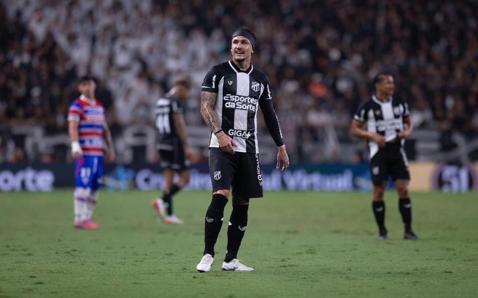 Vina na partida entre Ceará e Fortaleza, pelo Brasileirão (Foto: Leonardo Alves/Pera Photo Press/Gazeta Press)