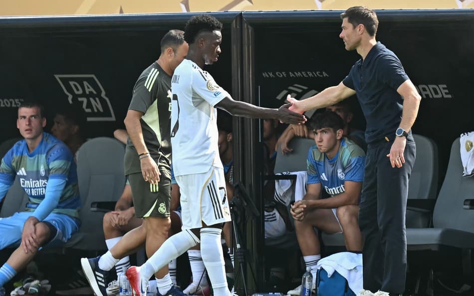 Vini Jr cumprimenta Xabi Alonso ao ser substituiído no Real Madrid contra o PSG, no Mundial (Foto: Paul Ellis/AFP)
