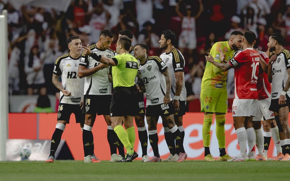 Vitor Hugo recebeu cartão vermelho e está fora da partida contra o Bahia (Foto: Pedro Souza / Atlético)
