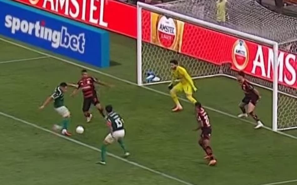 Vitor Roque disperdiçou uma oportunidade clara de gol na final da Libertadores