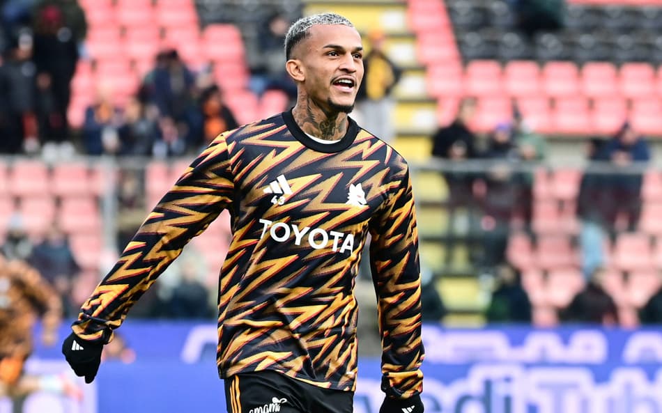 Wesley, improvisado na lateral esquerda, foi eleito o melhor jogador de Cremonese x Roma