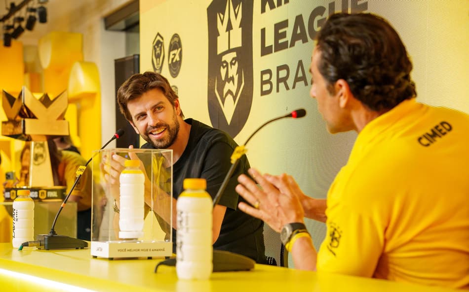 Piqué e João Adibe, CEO da Cimed, em anúncio de parceria entre Kings League e Lavitan