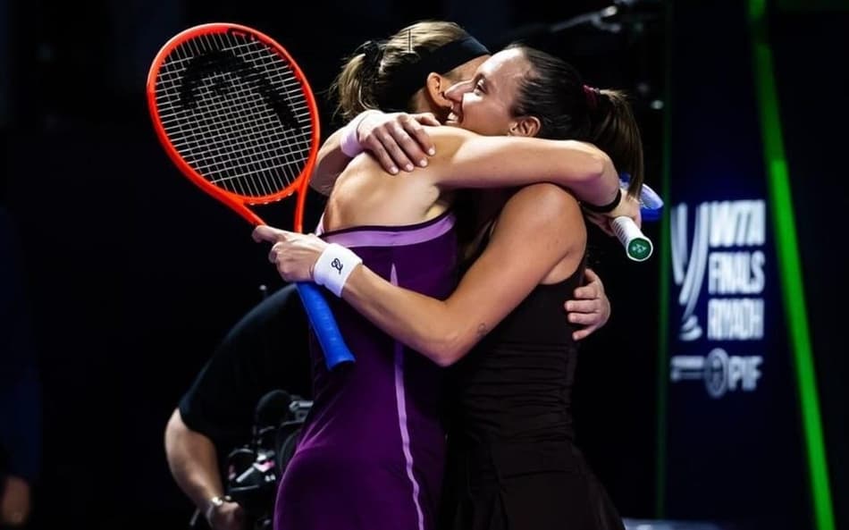 Luisa Stefani (d) abraça a parceira Timea Babos após nova vitória (Foto: Jimmie 48 Photography/WTA)