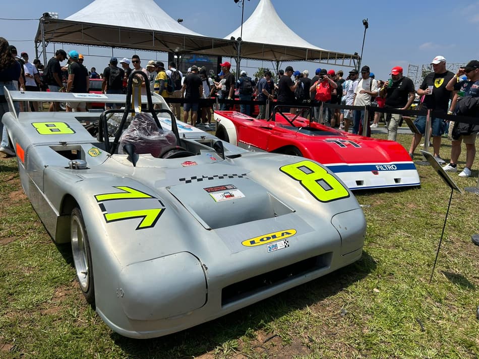 Carro antigo exposto no GP do Brasil (Foto: Isabella Zuppo / Lance!)